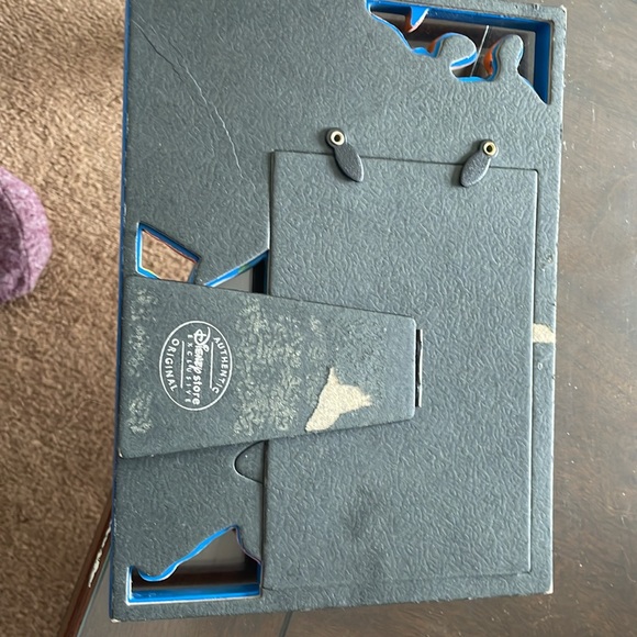 Winnie the Pooh and friends picture frame, 8 3/4 “ by 6 1/2”. - Picture 6 of 13